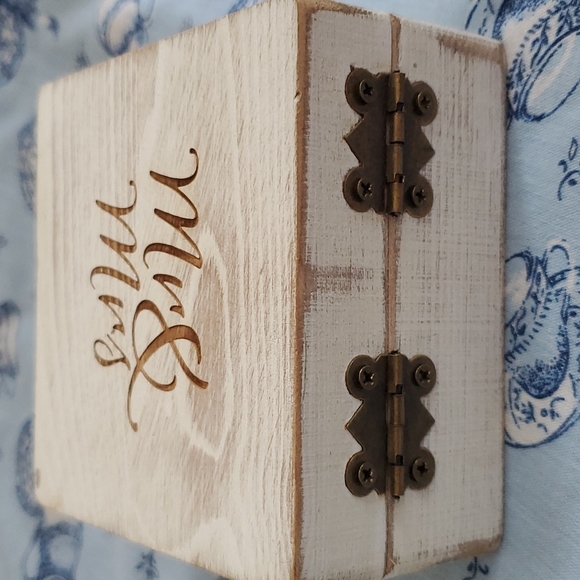 Mr. & Mrs. wooden ring box - Picture 5 of 5